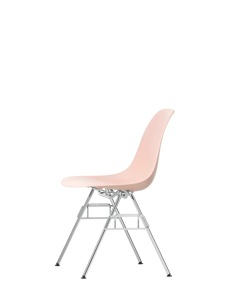 Eames Plastic Side Chair DSS-N, stabelbar fra Vitra