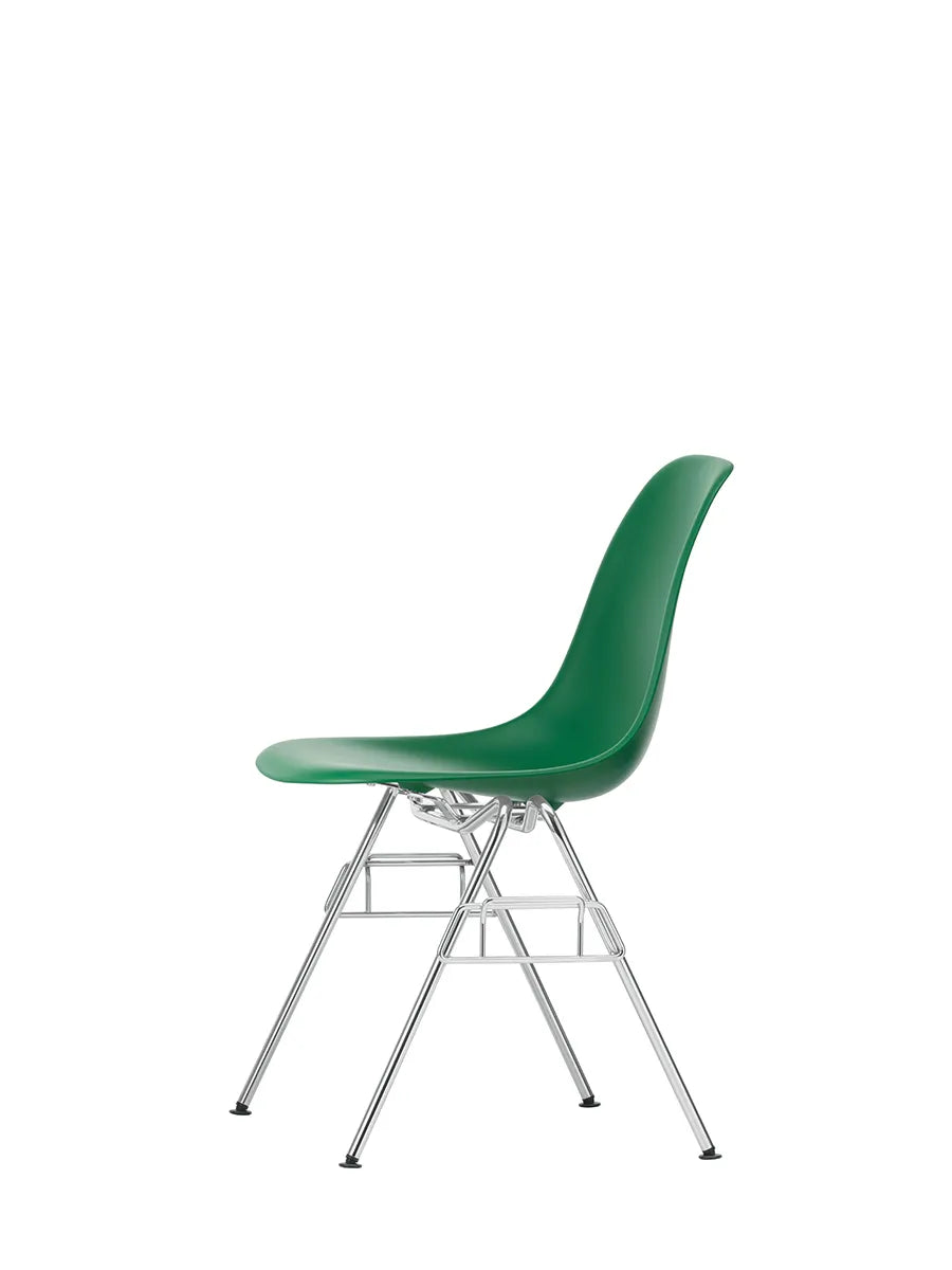 Eames Plastic Side Chair DSS-N, stabelbar fra Vitra