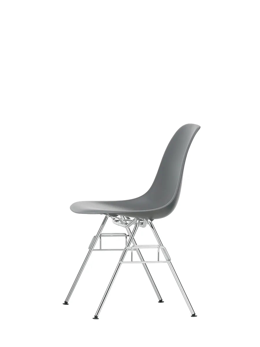 Eames Plastic Side Chair DSS-N, stabelbar fra Vitra