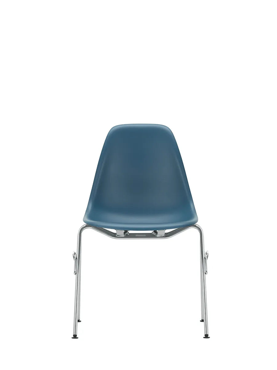 Eames Plastic Side Chair DSS-N, stabelbar fra Vitra