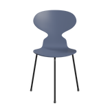 3100 Myren med 3 ben, sort stel af Arne Jacobsen - Lakeret finér - Dusk Blue (850) - Jacobsen Plus