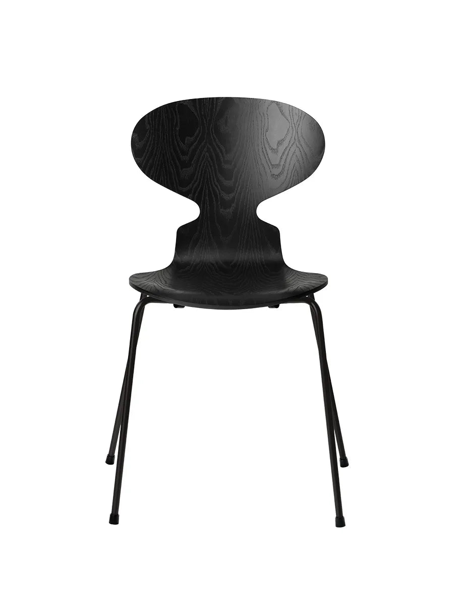 3101 Myren Stol i farvet ask af Arne Jacobsen - Sort / Sort - Jacobsen Plus