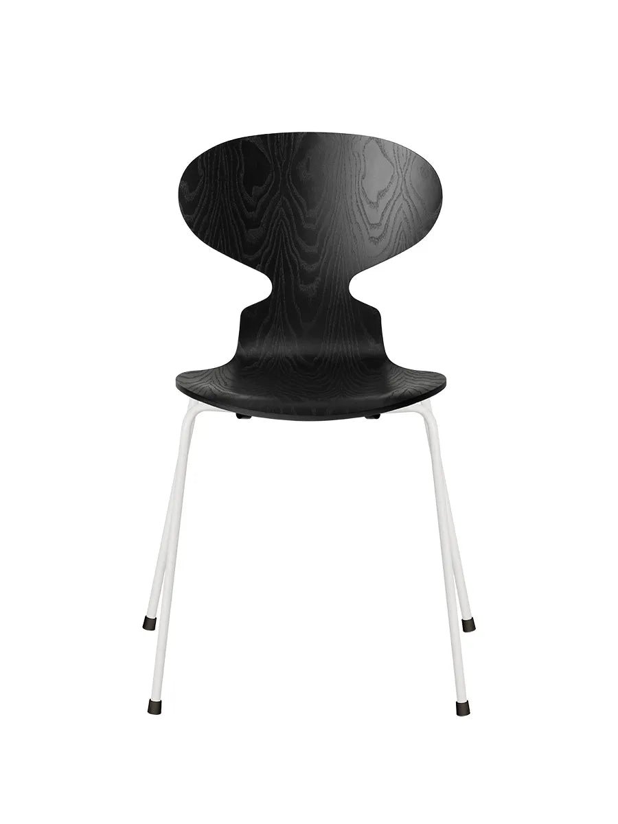 3101 Myren Stol i farvet ask af Arne Jacobsen - Sort / Hvid - Jacobsen Plus