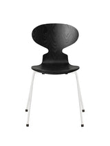 3101 Myren Stol i farvet ask af Arne Jacobsen - Sort / Hvid - Jacobsen Plus