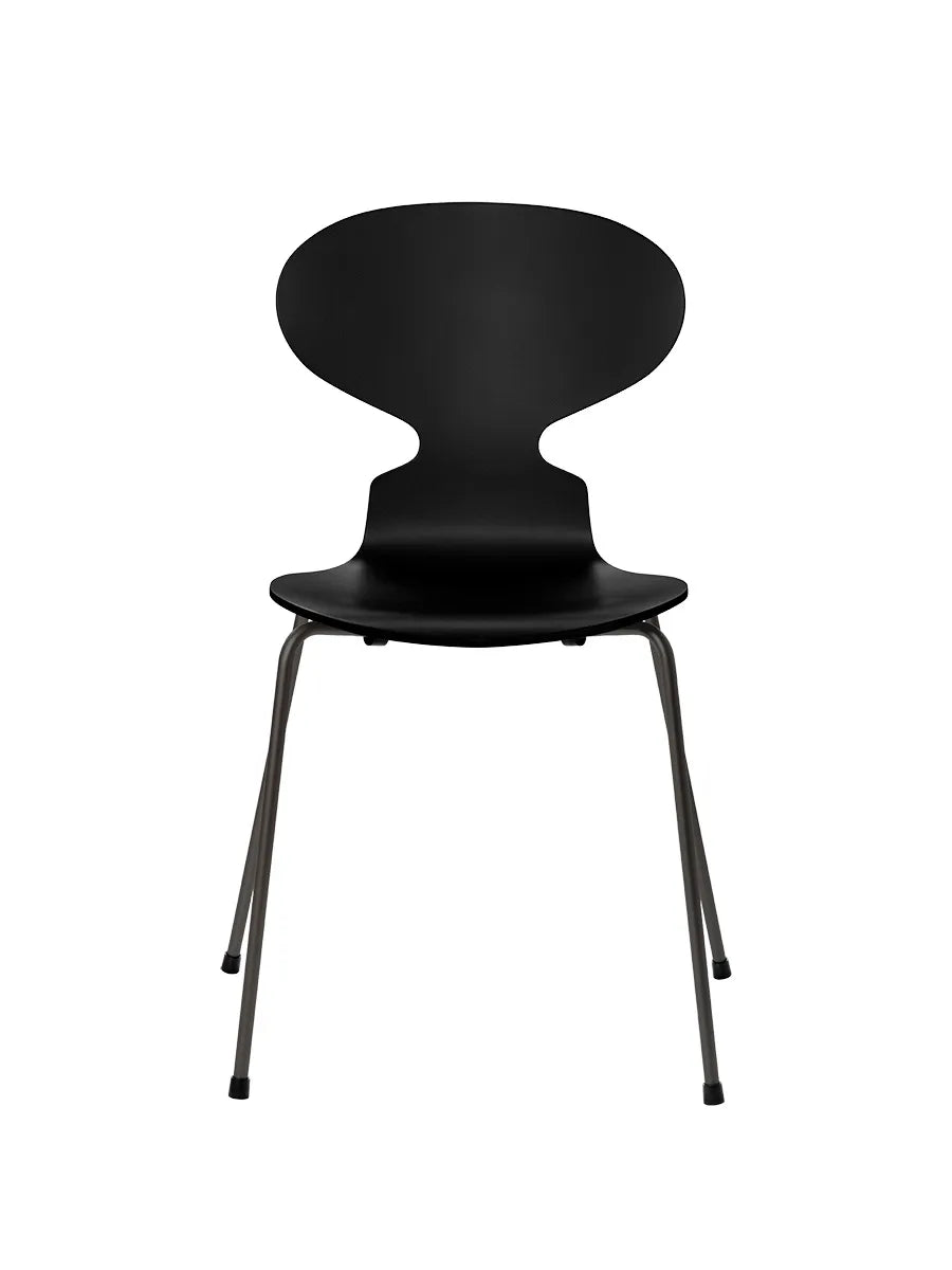 3101 Myren Stol lakeret af Arne Jacobsen - Sort / Warm Graphite - Jacobsen Plus