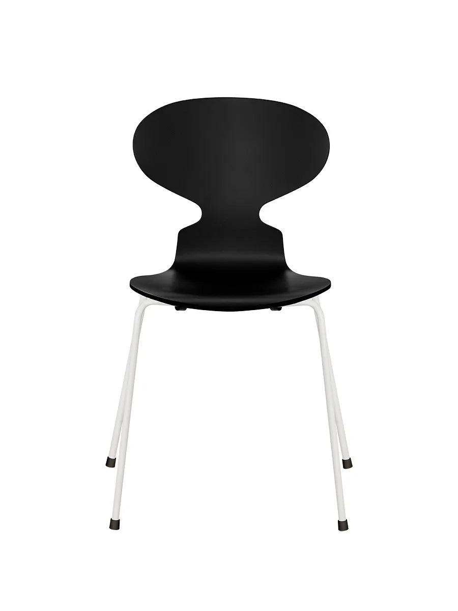 3101 Myren Stol lakeret af Arne Jacobsen - Sort / Hvid - Jacobsen Plus