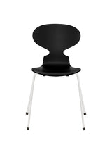3101 Myren Stol lakeret af Arne Jacobsen - Sort / Hvid - Jacobsen Plus