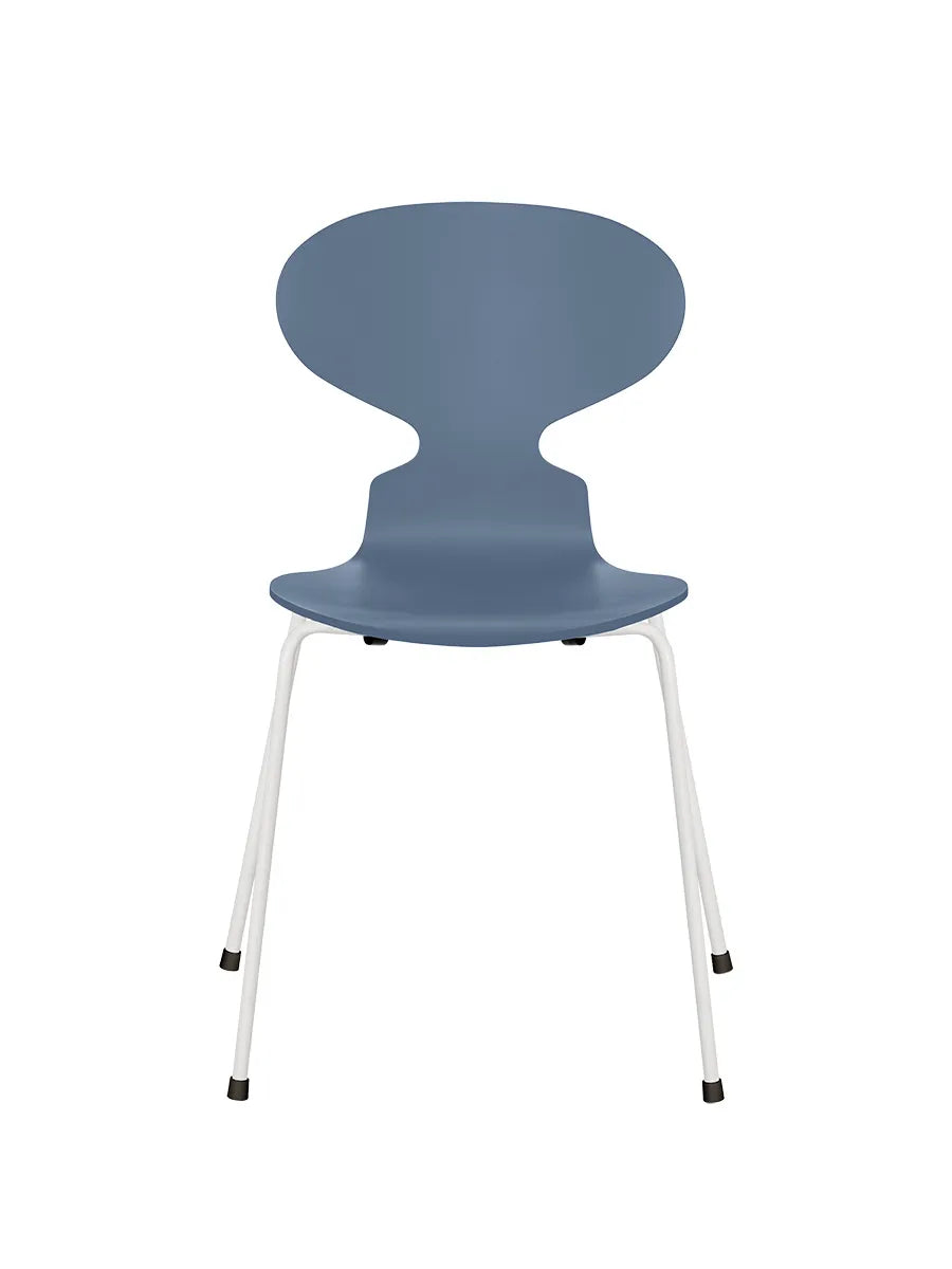 3101 Myren Stol lakeret af Arne Jacobsen - Dusk Blue / Hvid - Jacobsen Plus