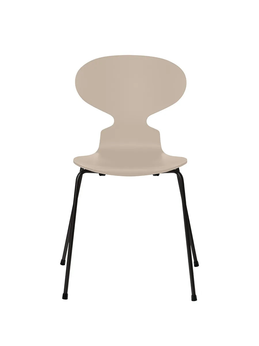 3101 Myren Stol lakeret af Arne Jacobsen - Light Beige / Sort - Jacobsen Plus