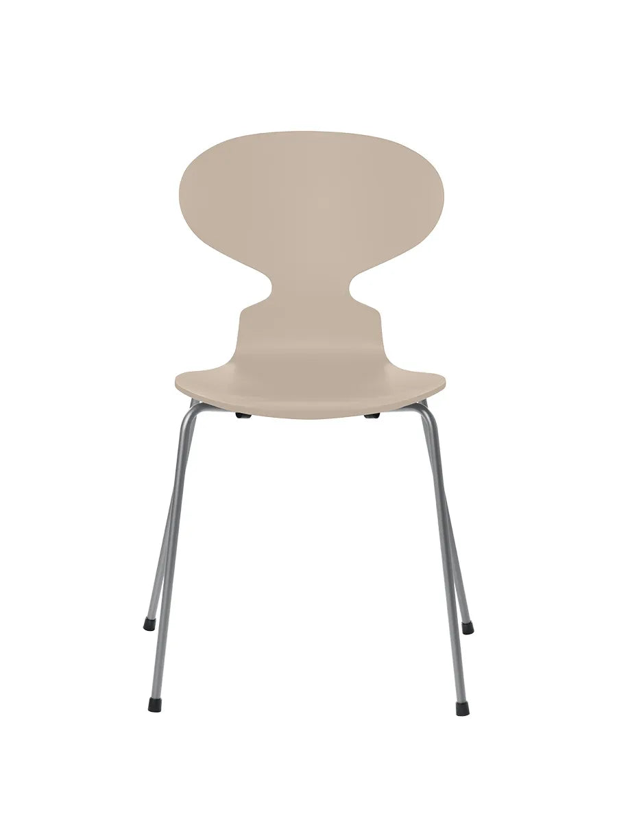 3101 Myren Stol lakeret af Arne Jacobsen - Light Beige / Silver Grey - Jacobsen Plus