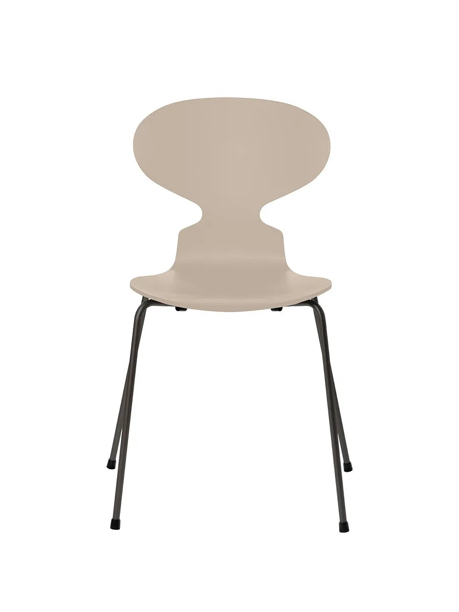 3101 Myren Stol lakeret af Arne Jacobsen - Light Beige / Warm Graphite - Jacobsen Plus
