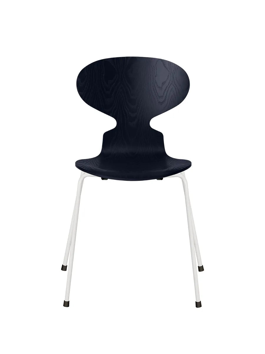 3101 Myren Stol i farvet ask af Arne Jacobsen - Midnight Blue / Hvid - Jacobsen Plus