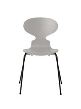 3101 Myren Stol i farvet ask af Arne Jacobsen - Nine Grey / Sort - Jacobsen Plus