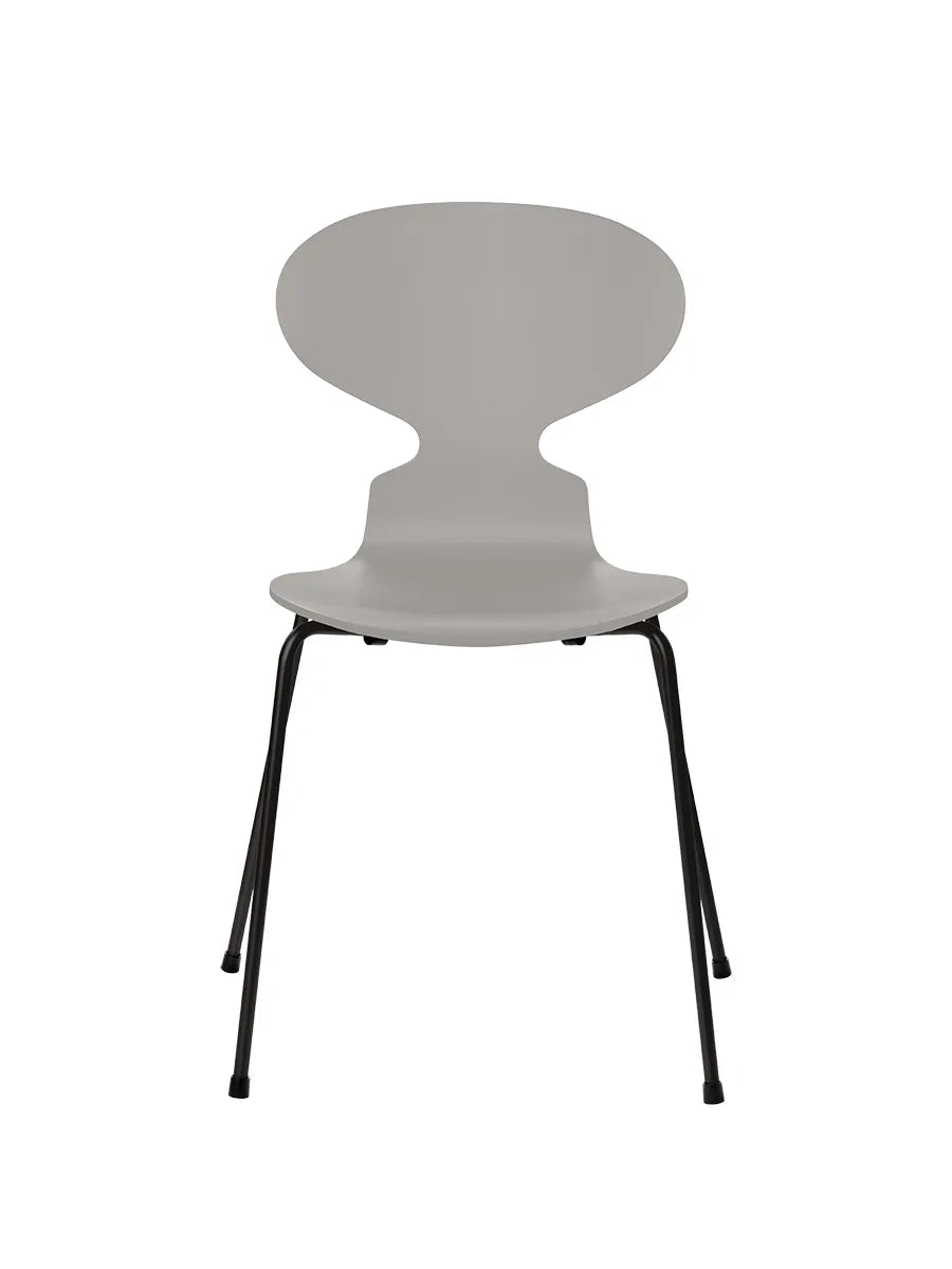 3101 Myren Stol lakeret af Arne Jacobsen - Nine Grey / Sort - Jacobsen Plus