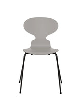 3101 Myren Stol lakeret af Arne Jacobsen - Nine Grey / Sort - Jacobsen Plus