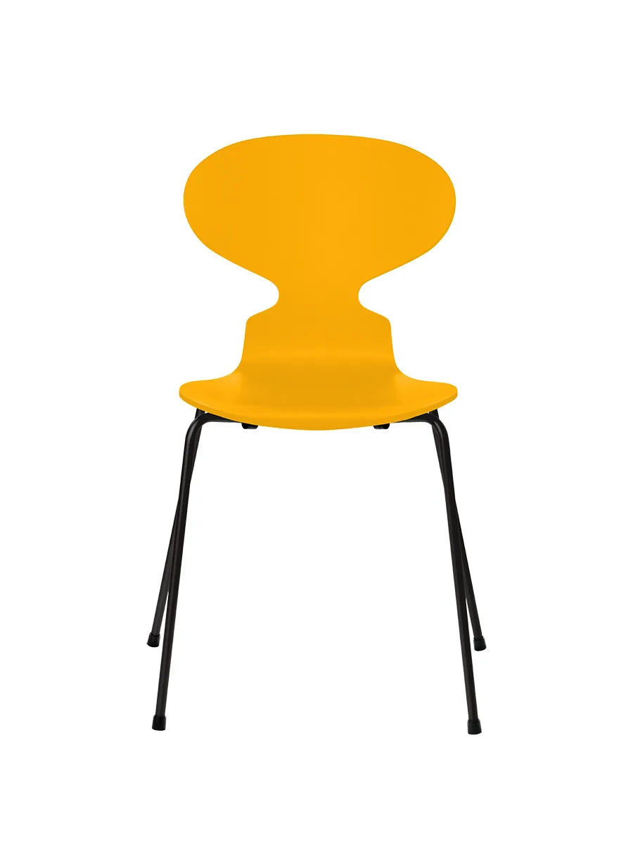 3101 Myren Stol lakeret af Arne Jacobsen - True Yellow / Sort - Jacobsen Plus