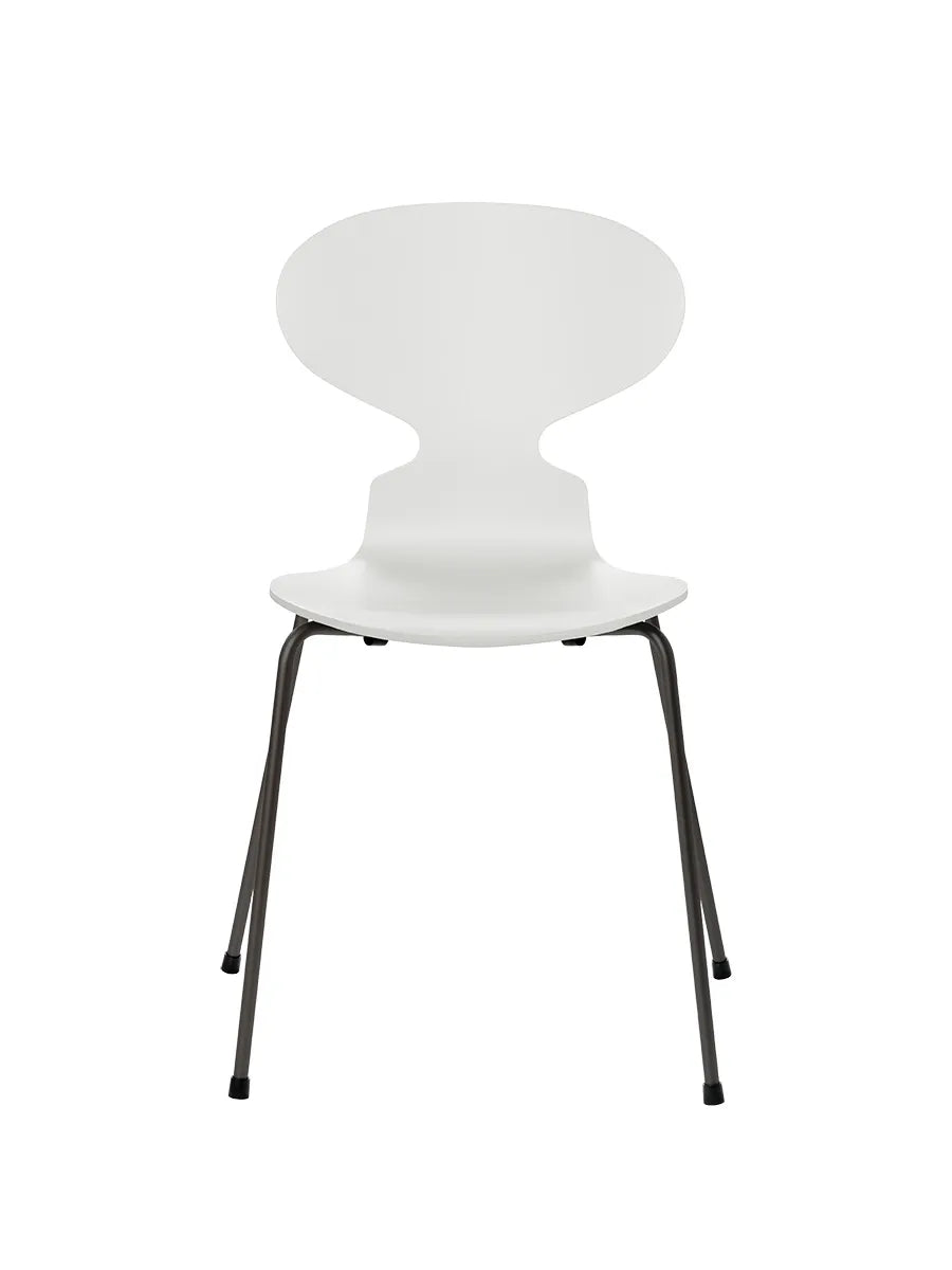 3101 Myren Stol lakeret af Arne Jacobsen - Hvid / Warm Graphite - Jacobsen Plus