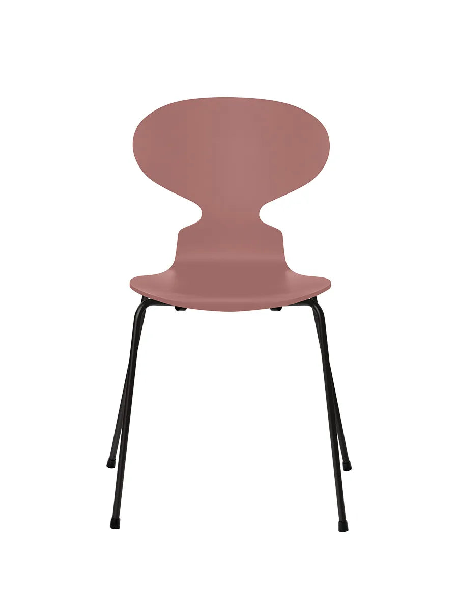 3101 Myren Stol lakeret af Arne Jacobsen - Wild Rose / Sort - Jacobsen Plus
