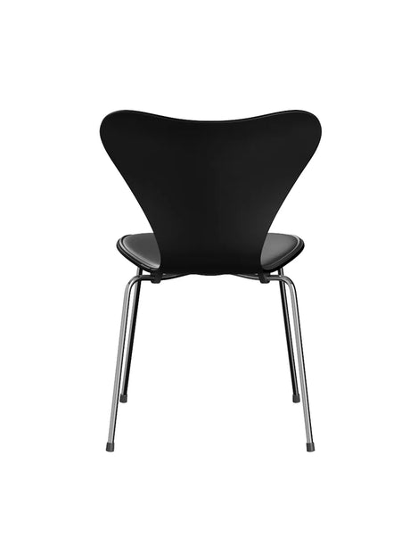 3107 Serie 7 Stol, forsidepolstret af Arne Jacobsen - Sortfarvet ask (finér) / Sort Essential læder - Jacobsen Plus