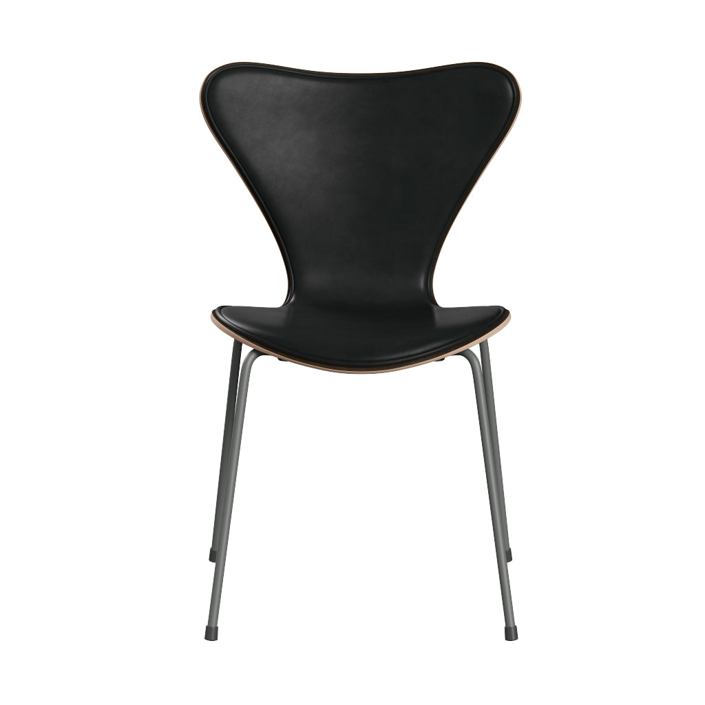 Fritz Hansen - 3107 stol, naturfiner og forsidepolstret i Grace læder - Mørkbejdset eg - Sort læder - Silver Grey stel - Jacobsen Plus