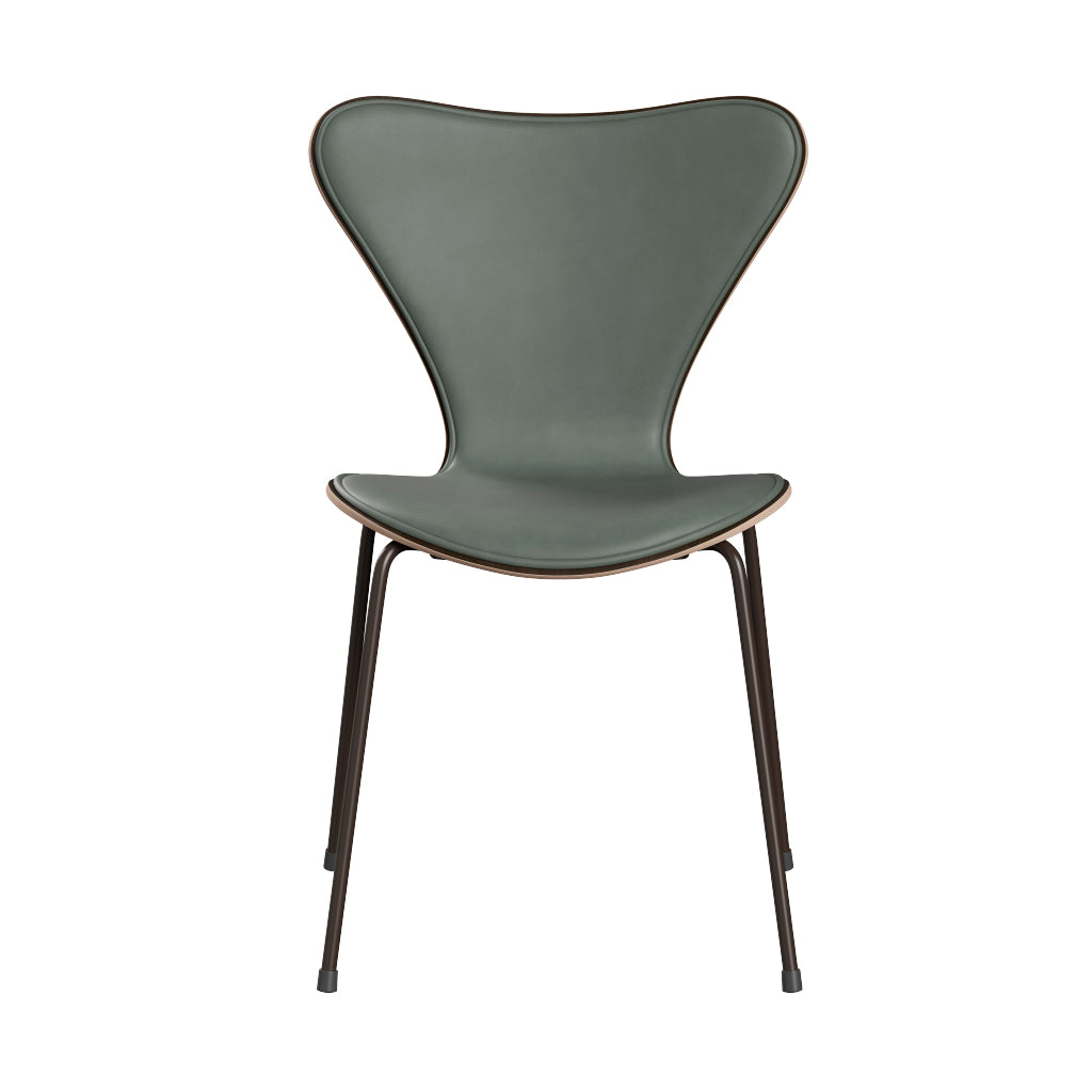 Fritz Hansen - 3107 stol, naturfiner og forsidepolstret i Grace læder - Mørkbejdset eg - Concrete Grey læder - Brown Bronze stel - Jacobsen Plus