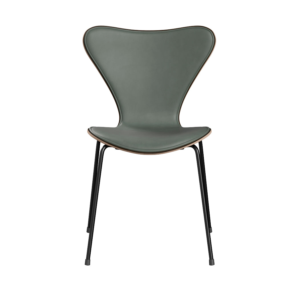 Fritz Hansen - 3107 stol, naturfiner og forsidepolstret i Grace læder - Mørkbejdset eg- Concrete Grey læder - Sort stel - Jacobsen Plus