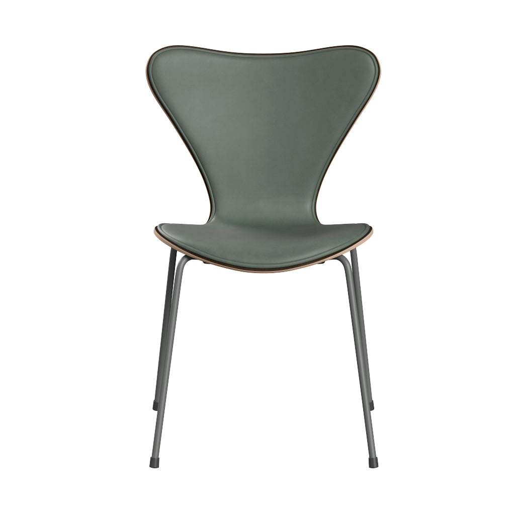 Fritz Hansen - 3107 stol, naturfiner og forsidepolstret i Grace læder - Mørkbejdset eg - Concrete Grey læder - Silver Grey stel - Jacobsen Plus