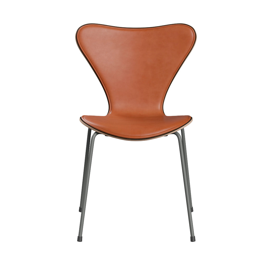 Fritz Hansen - 3107 stol, naturfiner og forsidepolstret i Grace læder - Mørkbejdset eg- Valnød læder - Silver Grey stel - Jacobsen Plus