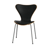 Fritz Hansen - 3107 stol, naturfiner og forsidepolstret i Grace læder - Elm - Sort læder - Silver Grey stel - Jacobsen Plus