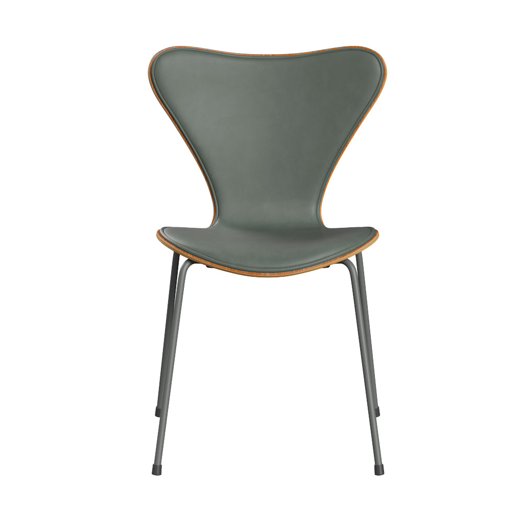 Fritz Hansen - 3107 stol, naturfiner og forsidepolstret i Grace læder - Elm - Concrete Grey læder - Silver Grey stel - Jacobsen Plus