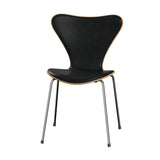 Fritz Hansen - 3107 stol, naturfiner og forsidepolstret i Grace læder - Eg - Sort læder - Krom stel - Jacobsen Plus