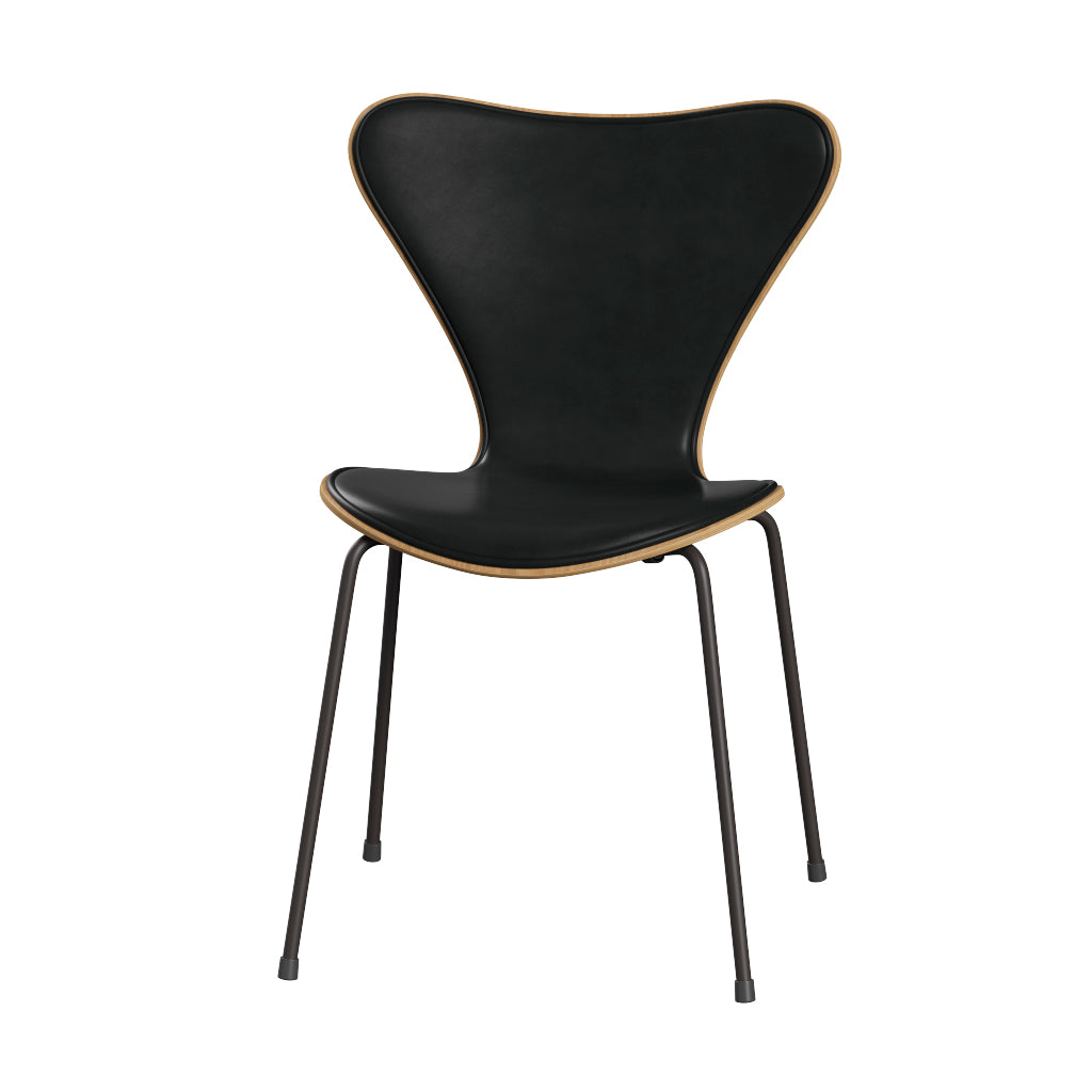 Fritz Hansen - 3107 stol, naturfiner og forsidepolstret i Grace læder - Eg - Sort læder - Warm Graphite stel - Jacobsen Plus