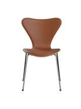 3107 Serie 7 Stol, forsidepolstret af Arne Jacobsen - Klarlakeret eg (finér) / Valnød Essential læder - Jacobsen Plus