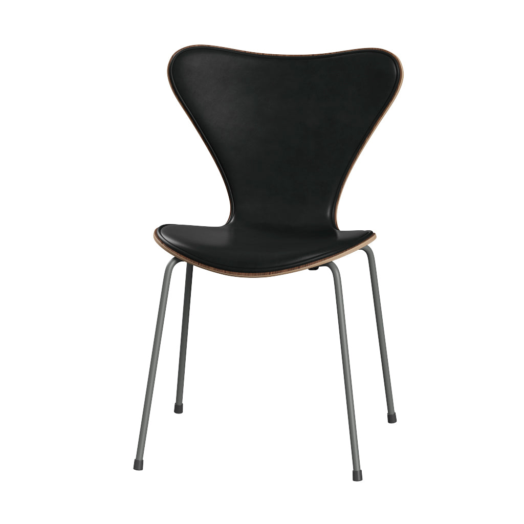 Fritz Hansen - 3107 stol, naturfiner og forsidepolstret i Grace læder - Valnød - Sort læder - Silver Grey stel - Jacobsen Plus