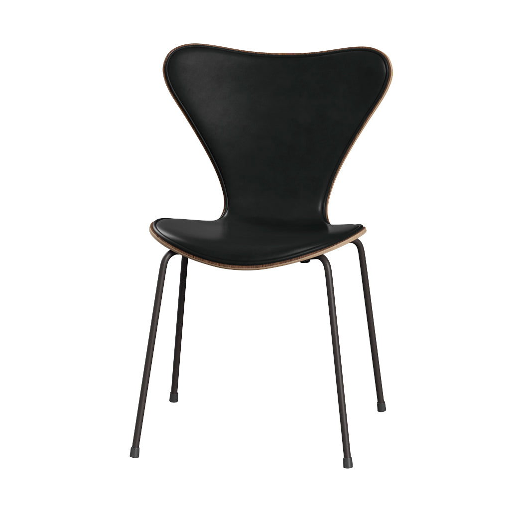 Fritz Hansen - 3107 stol, naturfiner og forsidepolstret i Grace læder - Valnød - Sort læder - Warm Graphite stel - Jacobsen Plus