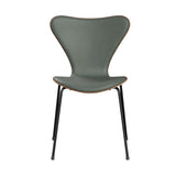 Fritz Hansen - 3107 stol, naturfiner og forsidepolstret i Grace læder - Valnød - Concrete Grey læder - Sort stel - Jacobsen Plus