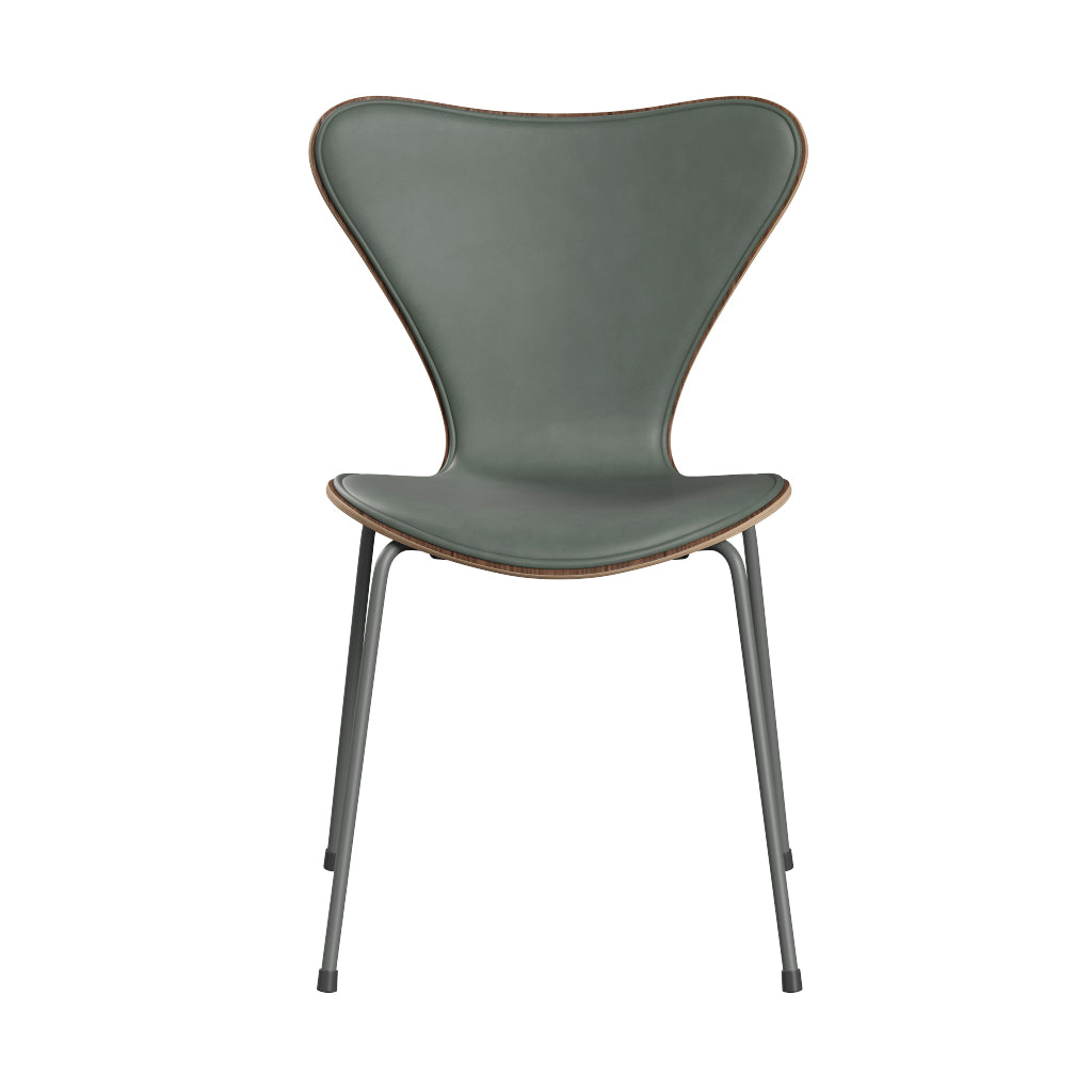 Fritz Hansen - 3107 stol, naturfiner og forsidepolstret i Grace læder - Valnød - Concrete Grey læder - Silver Grey stel - Jacobsen Plus
