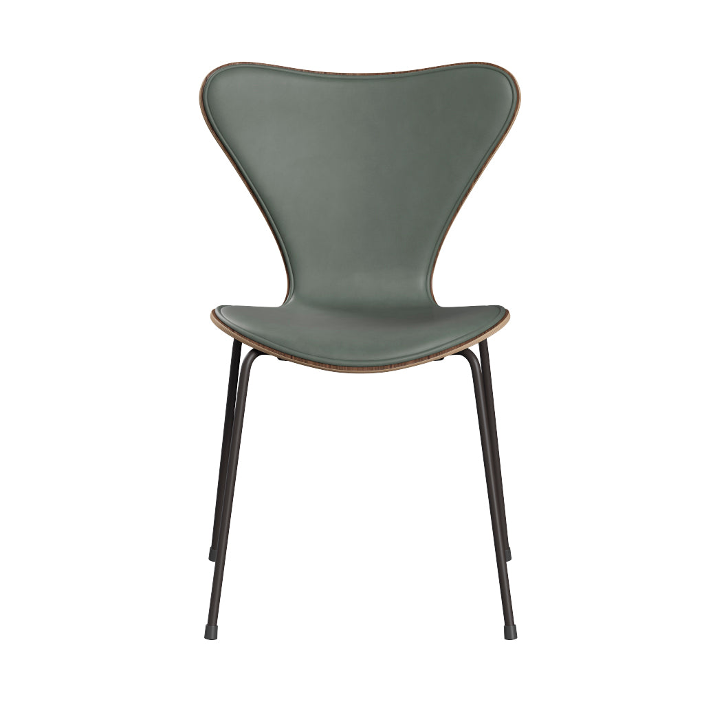 Fritz Hansen - 3107 stol, naturfiner og forsidepolstret i Grace læder - Valnød - Concrete Grey læder - Warm Graphite stel - Jacobsen Plus