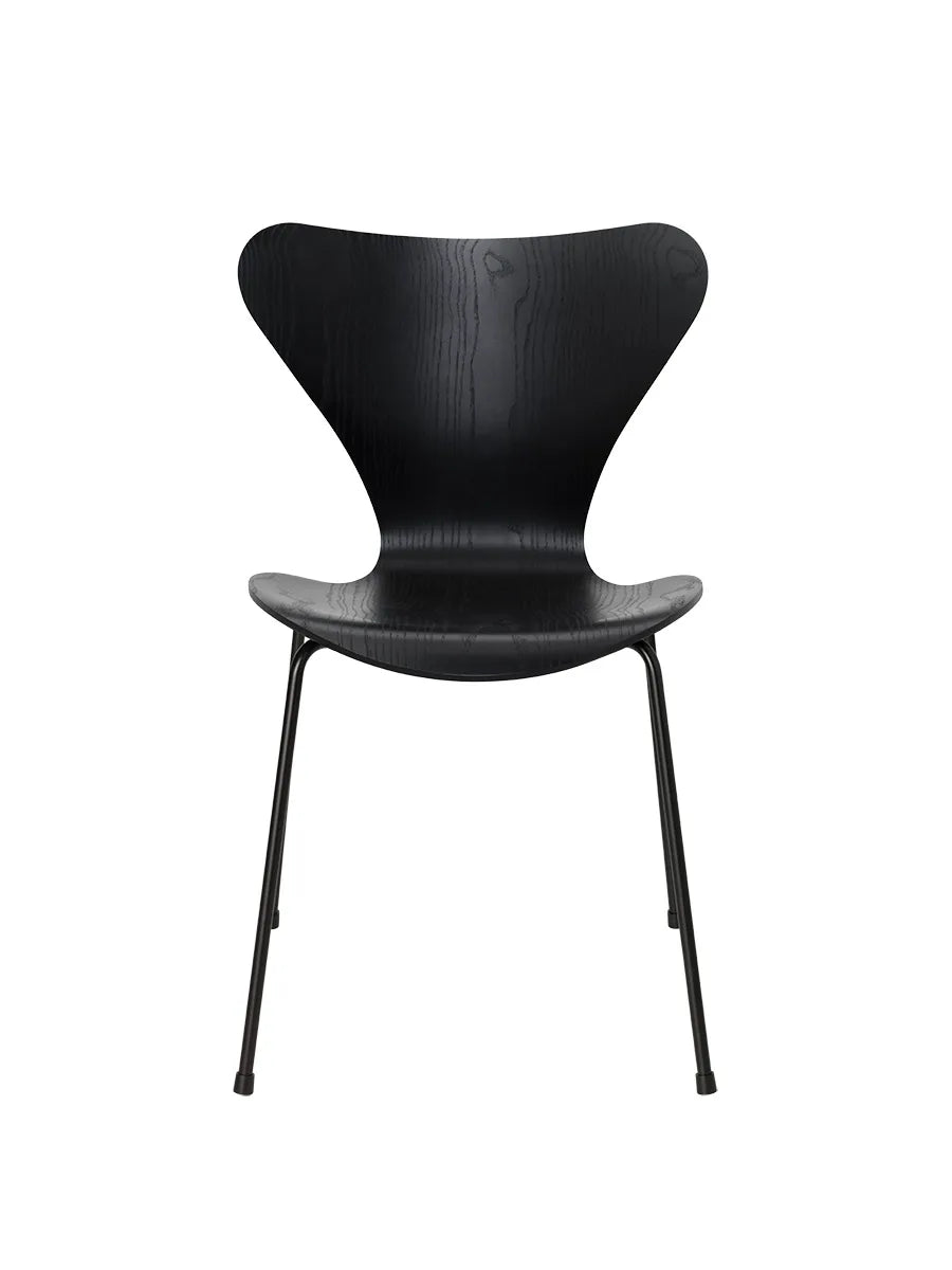 3107 Serie 7 stol i farvet ask af Arne Jacobsen - Sort / Sort - Jacobsen Plus