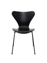 3107 Serie 7 stol i farvet ask af Arne Jacobsen - Sort / Sort - Jacobsen Plus