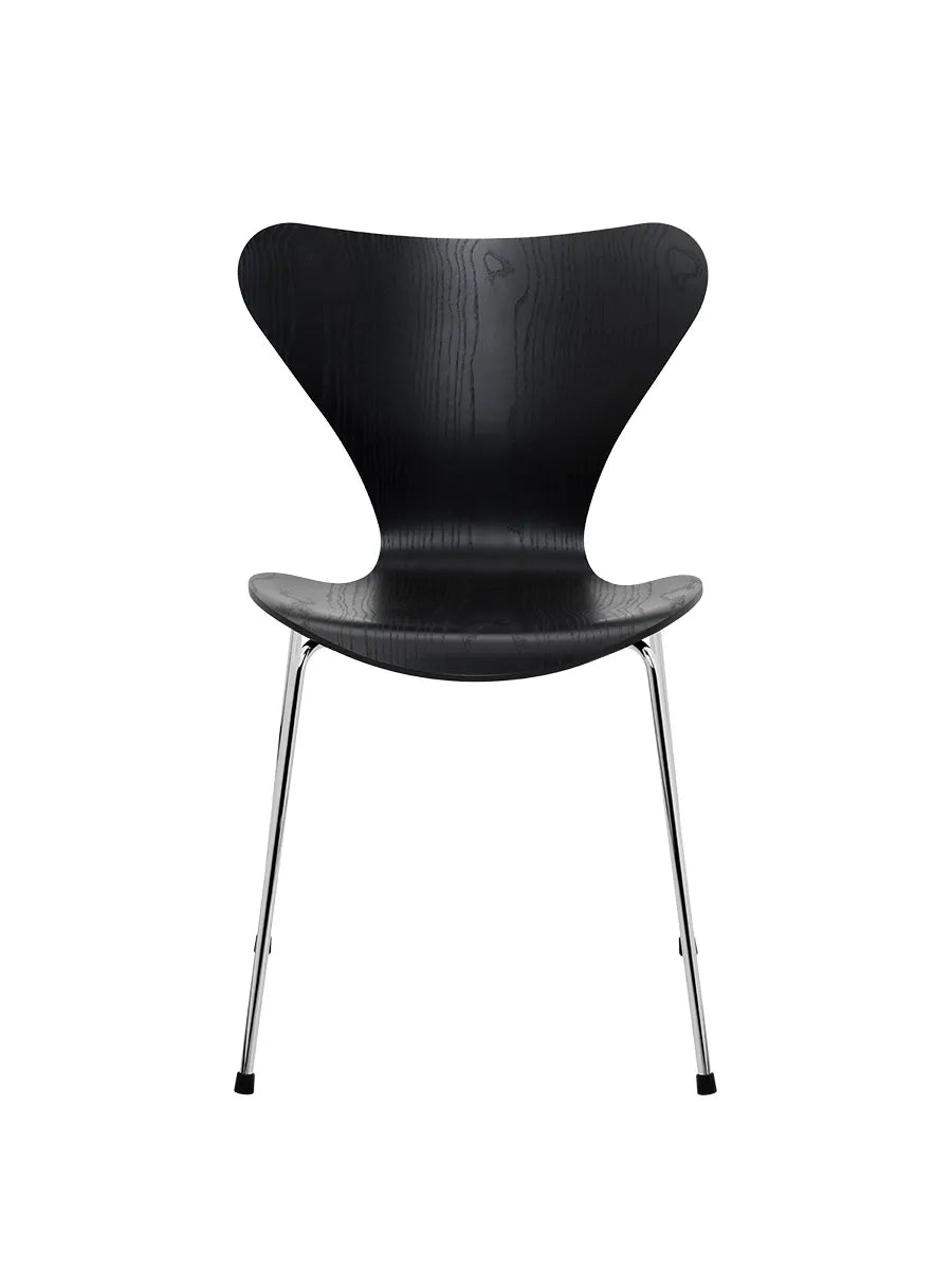 3107 Serie 7 stol i farvet ask af Arne Jacobsen