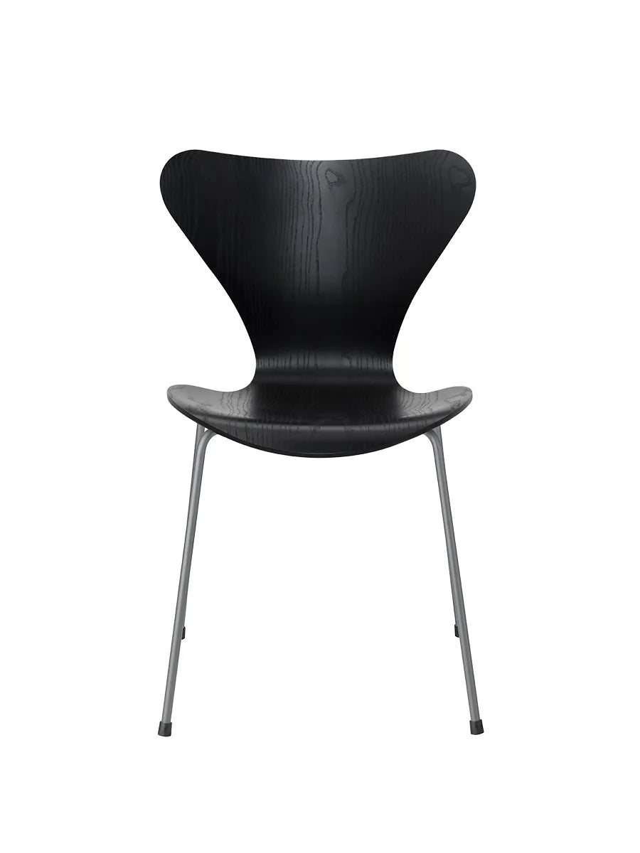 3107 Serie 7 stol i farvet ask af Arne Jacobsen - Sort / Silver Grey - Jacobsen Plus