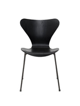 3107 Serie 7 stol i farvet ask af Arne Jacobsen - Sort / Warm Graphite - Jacobsen Plus