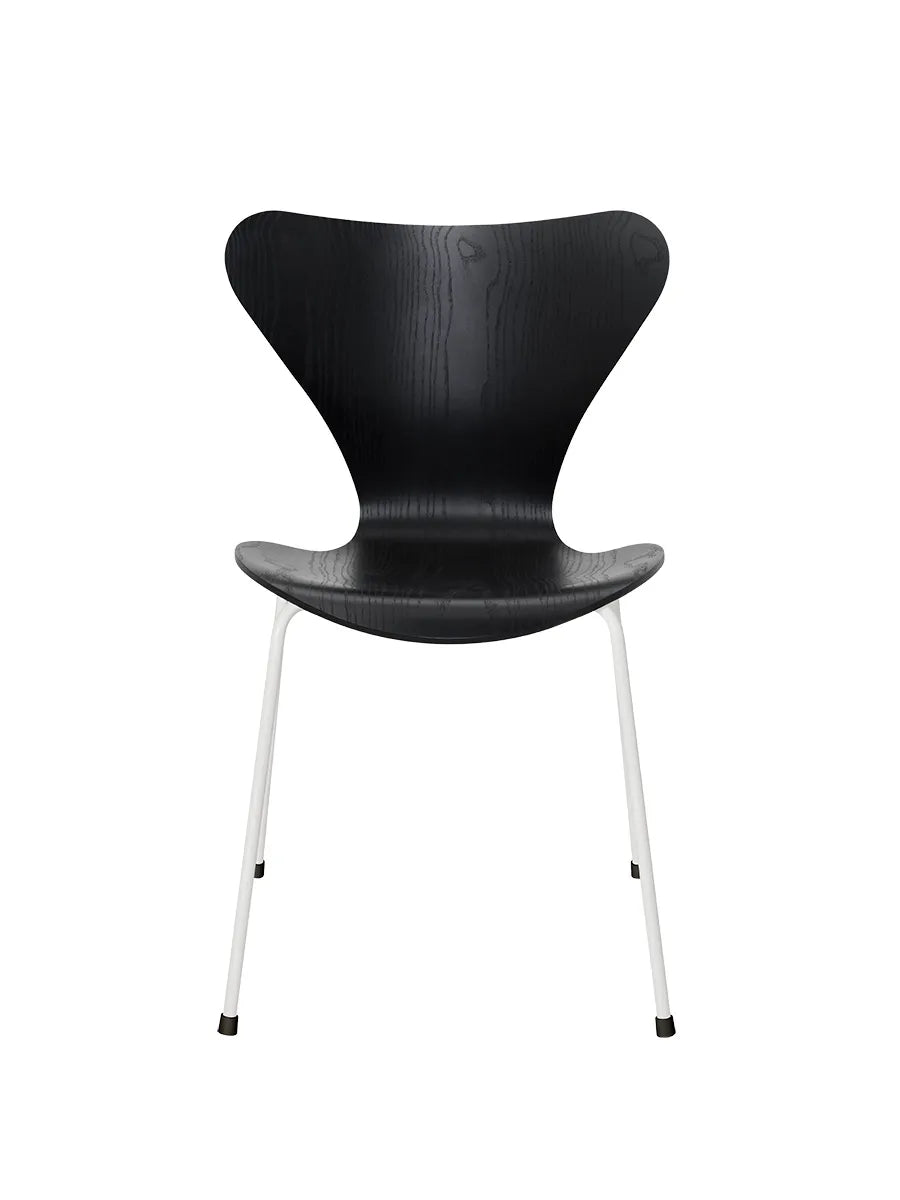 3107 Serie 7 stol i farvet ask af Arne Jacobsen - Sort / Hvid - Jacobsen Plus