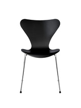3107 Serie 7 stol lakeret af Arne Jacobsen - Sort / Krom - Jacobsen Plus