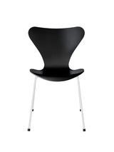 3107 Serie 7 stol lakeret af Arne Jacobsen - Sort / Hvid - Jacobsen Plus