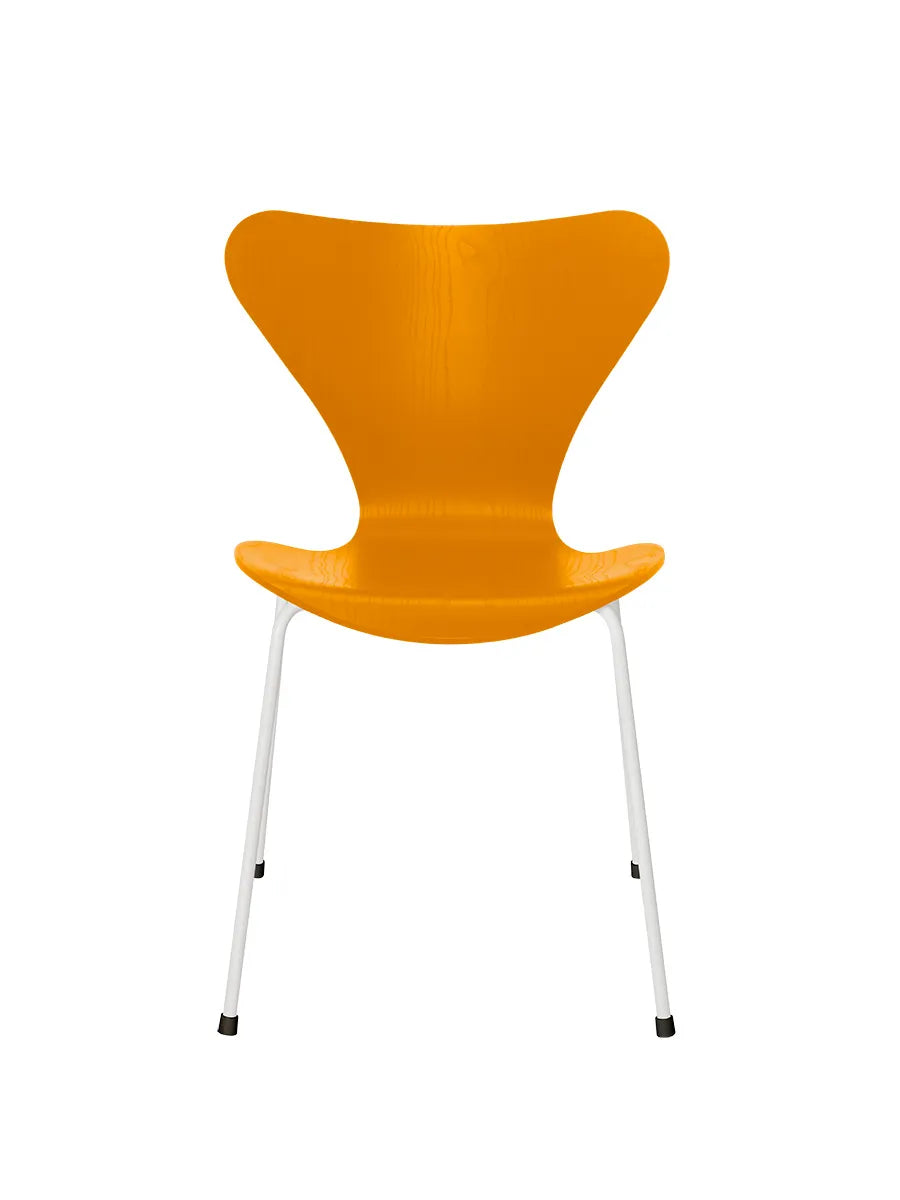 3107 Serie 7 stol i farvet ask af Arne Jacobsen - Burnt Yellow / Hvid - Jacobsen Plus