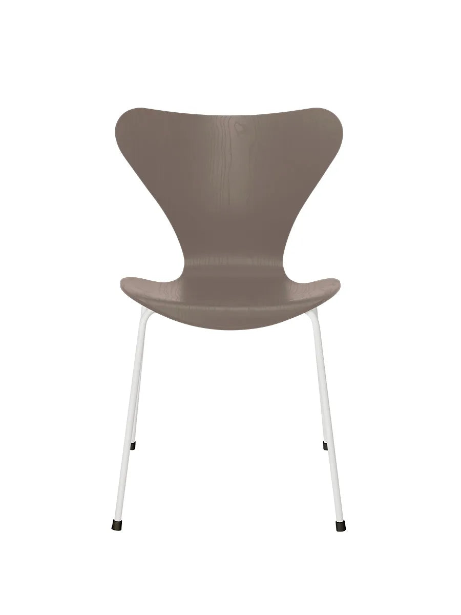 3107 Serie 7 stol i farvet ask af Arne Jacobsen - Deep Clay / Hvid - Jacobsen Plus