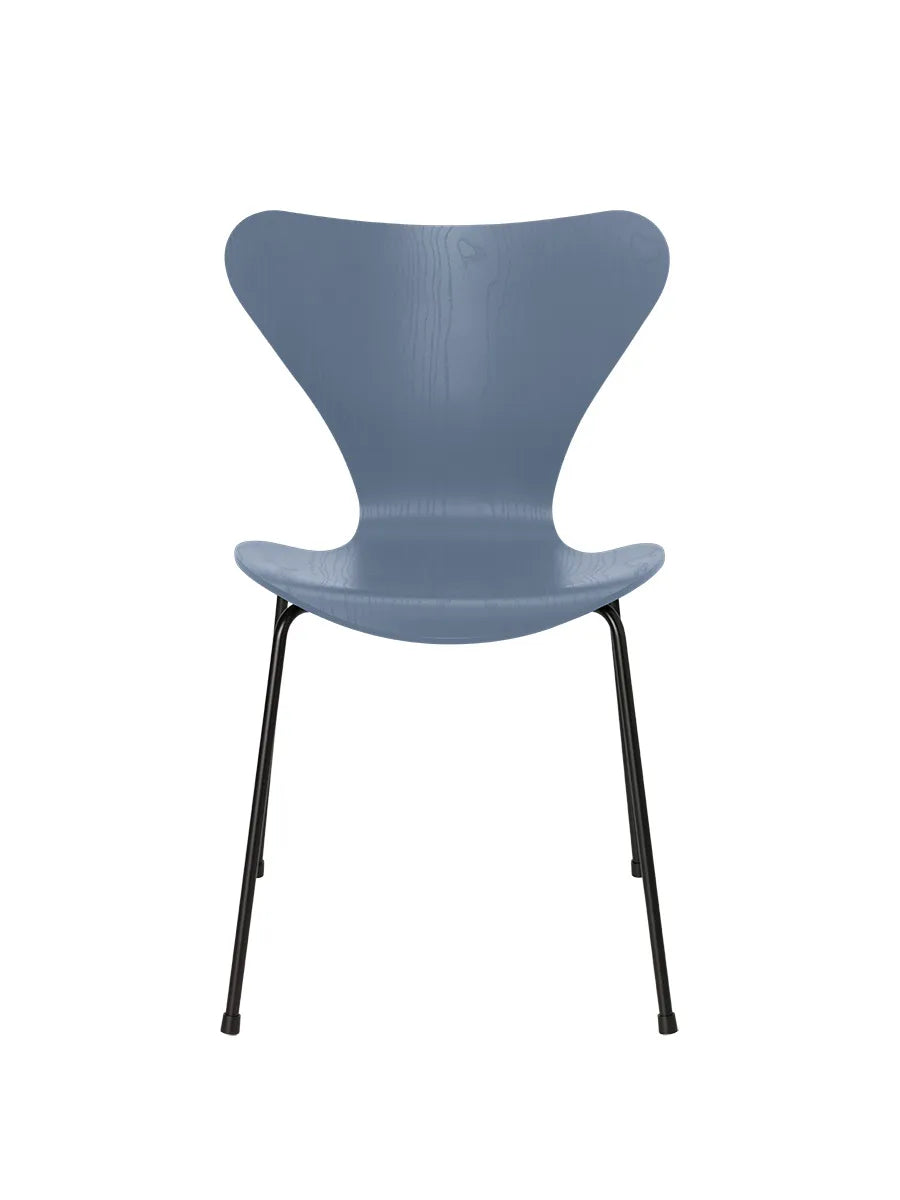 3107 Serie 7 stol i farvet ask af Arne Jacobsen - Dusk Blue / Sort - Jacobsen Plus