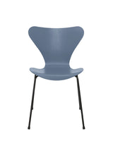 3107 Serie 7 stol i farvet ask af Arne Jacobsen - Dusk Blue / Sort - Jacobsen Plus